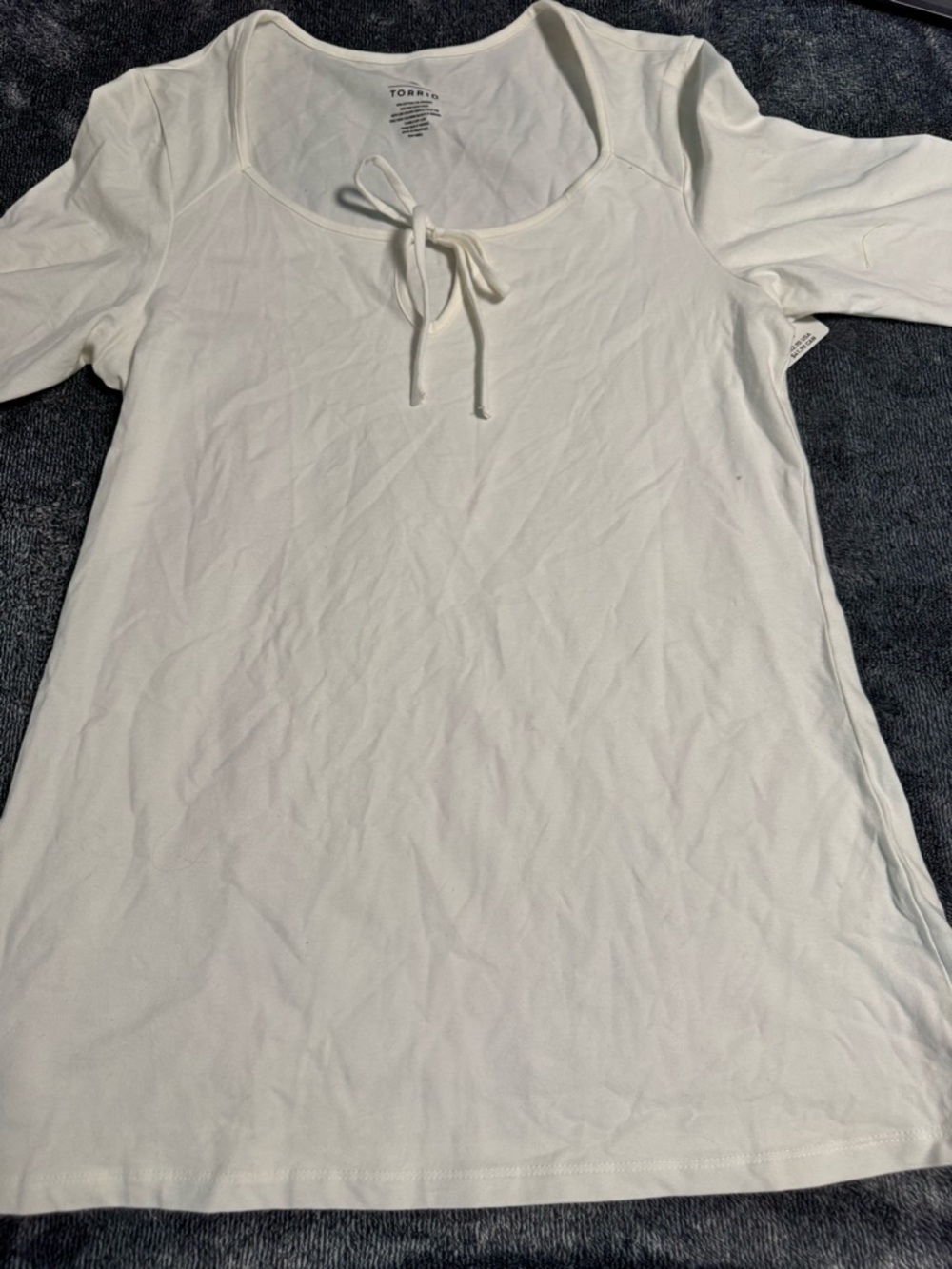 torrid White Scoop Tie-Front Tee